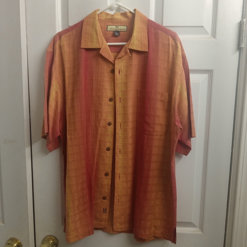 Tommy Bahama mens short sleeve shirt. Size M. 100% Silk Casual no button down